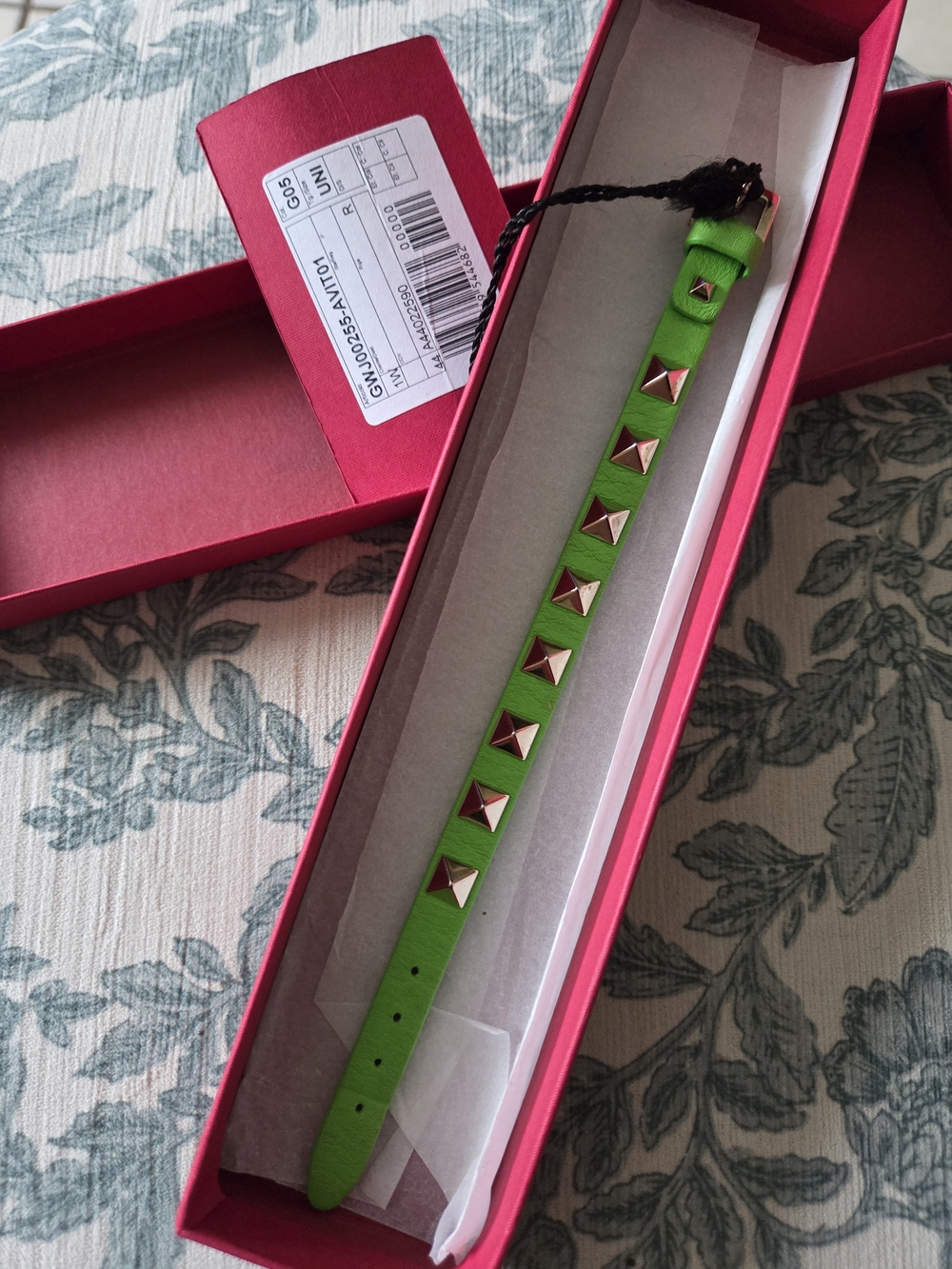 💚✨️Authentic Valentino Garavani Lime Rockstud Leather Bracelet✨️💚 - Picture 2 of 8